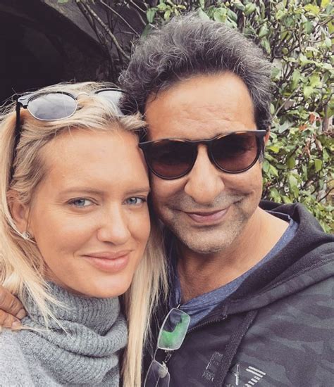 Beautiful Pictures of Wasim Akram with Wife and Kids | Reviewit.pk