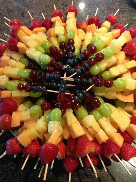 Fruit kabobs Snacks Für Party, Party Food Appetizers, Appetizer Recipes, Wedding Appetizers ...