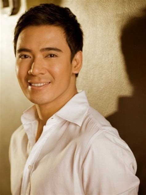 Erik Santos Singer Rhoderick Ramos Santos, more commonly known as simply Erik Santos, is a ...