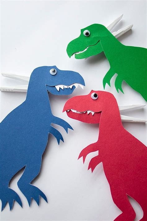 DIY kreativer Bastelspaß für die Dinoparty: Bunte Dinosaurier aus Pappe und Wäscheklammern ...