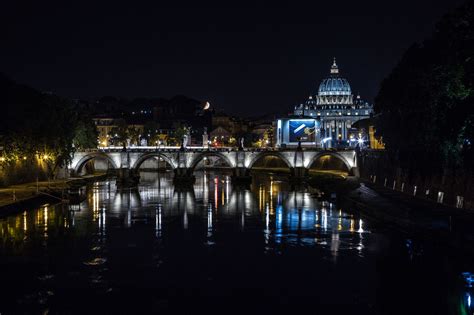 St. Peter's Basilica at Night | Basilica, Vatican, Italia