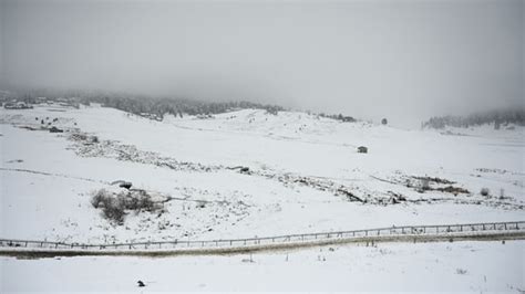 Photos | Gulmarg receives season's first snowfall | Hindustan Times