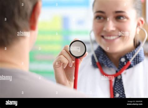 Female doctor shows patient stethoscope membrane Stock Photo - Alamy