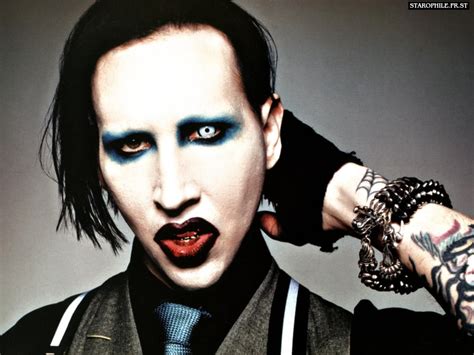 √ Marilyn Manson Has Ribs Removed