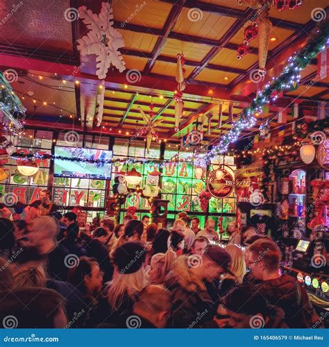 Dublin, Pub, Christmas, Ireland, People Editorial Stock Image - Image of dublin, ireland: 165406579