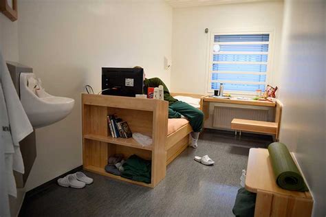 Average Swedish prison cell. Bajs I'm just saying... : r/forsen