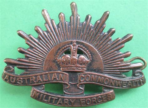 AN AUSTRALIAN COMMONWEALTH MILITARY FORCES BADGE