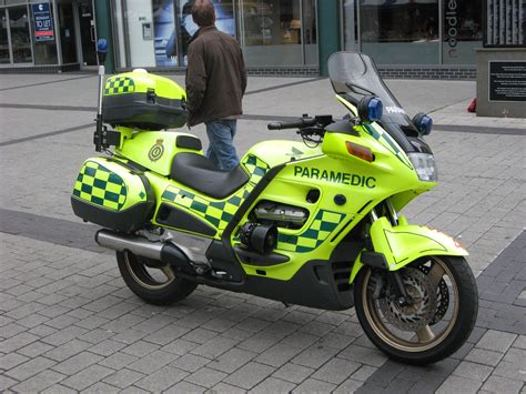 File:Motorcycle paramedic London Ambulance Service.jpg - Wikipedia