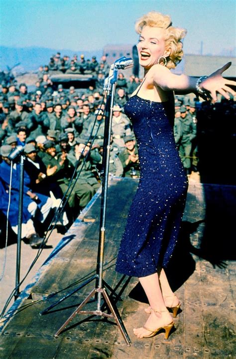 Vintage photo of Marilyn Monroe entertaining soldiers serving in the Korean War | Marilyn monroe ...