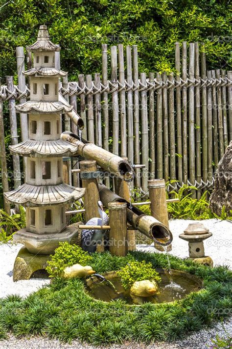 Pagada stone and bamboo fountain in japanese garden — Stock Photo ...