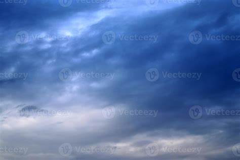 Stunning dark cloud formations right before a thunderstorm 10770606 ...