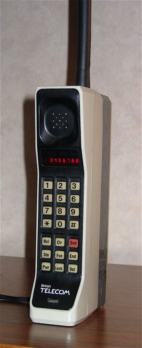 This Was The First Mobile Phone In The World That Weighed 2Kgs & Was Bigger Than Your Face