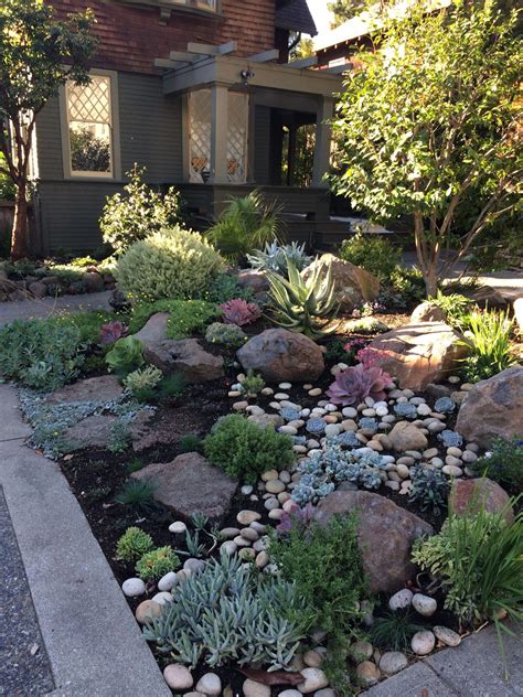 Like The Use Of Rocks And Succulents | Xeriscape Front Yard ... encequiconcerne Ide Rocaille ...