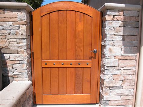 Custom Wood Gates by Garden Passages Premium Wood Gates Features: Simple Deco Clavos Premium ...