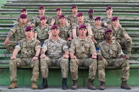 British Paratroopers from C Coy 2nd Battalion The Parachute Regiment pose for a photo. [1200 x ...