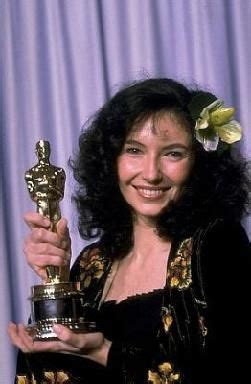 Mary Steenburgen holding Oscar | Celebrities, Oscar winners, Best actress