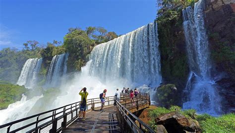 LA GACETA Viajes: Las cataratas de Iguazú y la eterna disputa entre ...