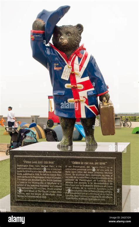 Statue of paddington bear hi-res stock photography and images - Alamy