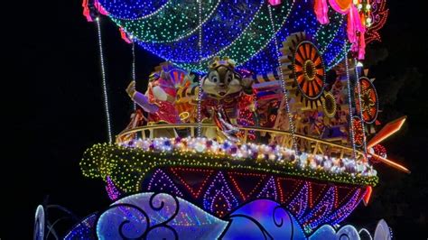 PHOTOS, VIDEO: Nighttime Christmas Version of Tokyo Disneyland Electrical Parade DreamLights ...