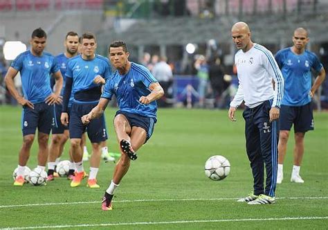 Cristiano Ronaldo returns to Real Madrid training