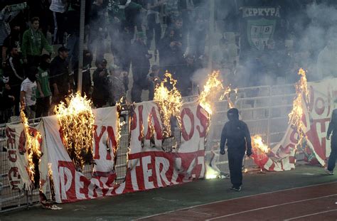 Panathinaikos-Olympiakos game abandoned after clashes