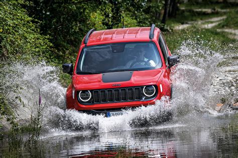 Jeep Renegade 4xe plug-in hybrid engines, drive & performance | DrivingElectric