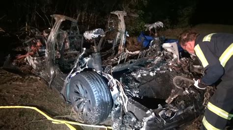 Tesla crash Houston: 2 dead in fiery crash, officials believe car was ...