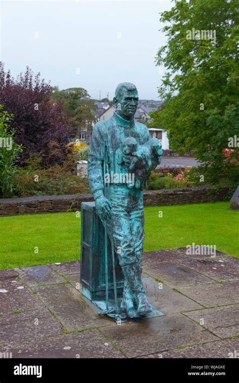 Statue of Irish polar explorer Tom Crean, Annascaul, Dingle Peninsula, Co. Kerry, Ireland Stock ...