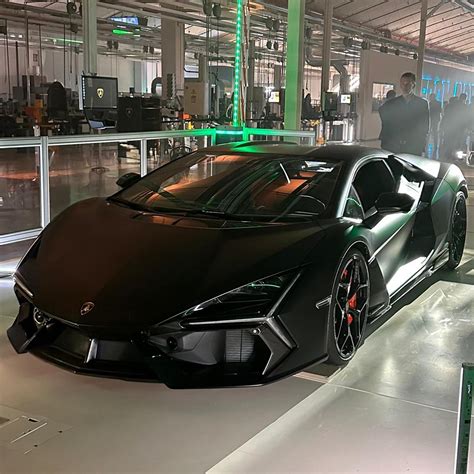 Абсолютно новий Lamborghini Revuelto - CrifAvto