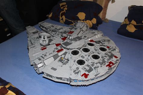 Lego Star Wars Millennium Falcon 10179 | 5197 pieces, 75 Meg… | Flickr