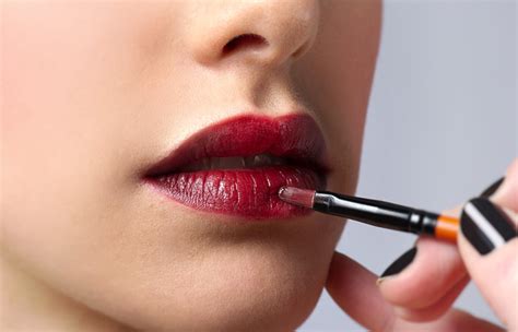 How To Correctly Apply Lipstick | Lipstutorial.org