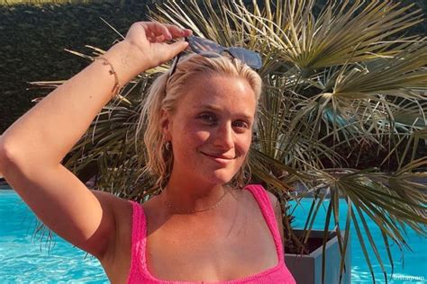 "Precies Pamela Anderson": Julie Vermeire laat Instagram ontploffen met ...