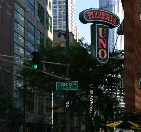 UNO Pizza, Chicago | Chicago, Architecture, Neon signs