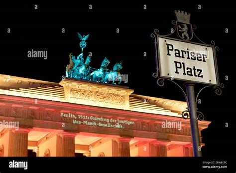 Brandenburg gate with quadriga at night Stock Photo - Alamy