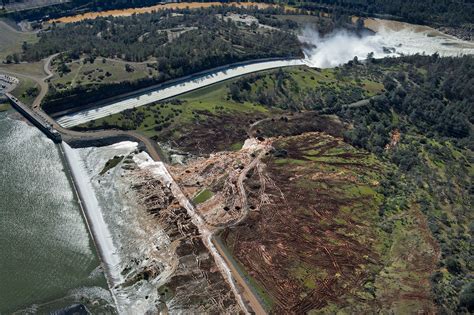 Flood Risk Near Oroville Dam Causes Thousands to Evacuate in California - The New York Times