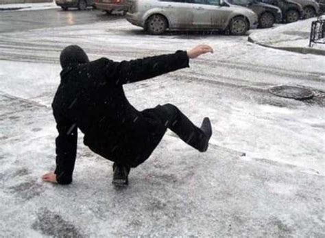 People Slipping on Ice (29 photos) | KLYKER.COM