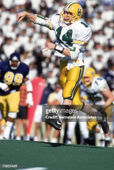 Quarterback Bill Musgrave of the Oregon Ducks throws a pass during ...