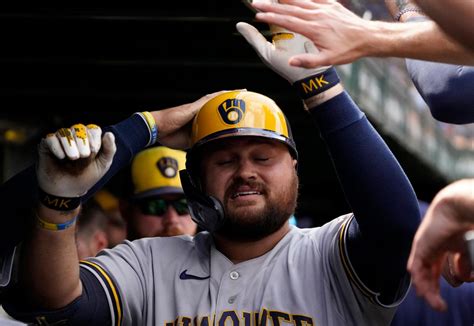 Brewers first baseman Rowdy Tellez out of lineup with a knee injury