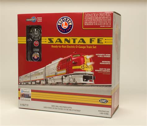 Review: Lionel Super Chief LionChief Santa Fe toy train set - Trains