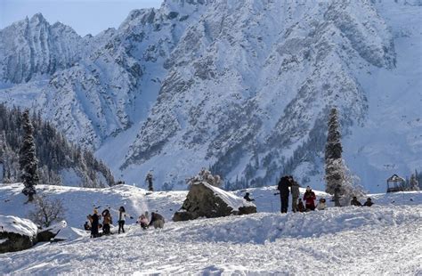 Tourists rejoice as fresh snowfall turns Sonamarg into a winter wonderland | In Pics | IndiaToday