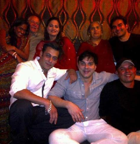 15 ADORABLE Pictures of Salman Khan And Family - Masala