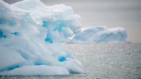 Serene Iceberg in Nature - 4K Ultra HD Wallpaper