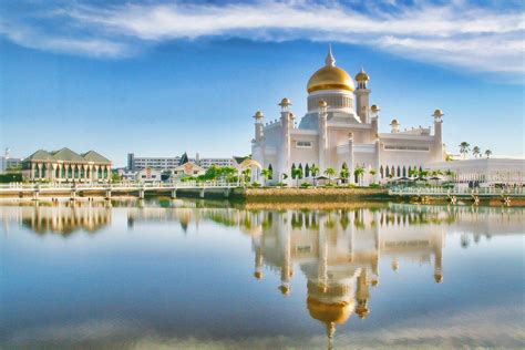 Sultan Omar Ali Saifuddin Mosque | Brunei travel, Beautiful mosques ...