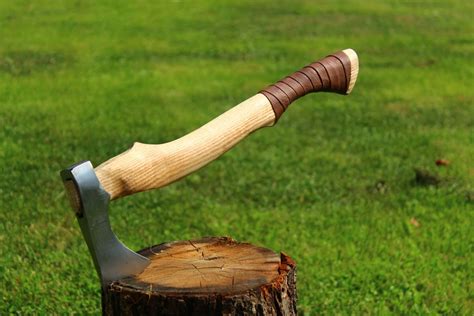 Choosing The Best Wood for Axe Handle - RTV Atlas