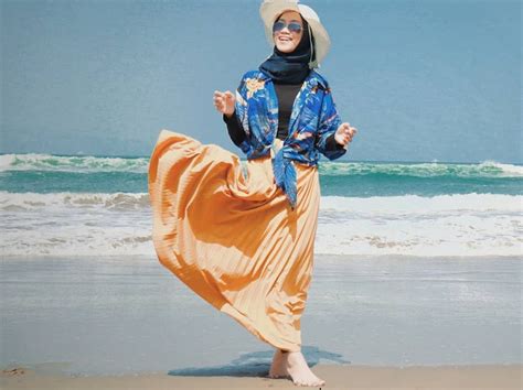 Koleksi 11 Foto Ootd Hijab Pantai Terkece - Ide Outfit Kece