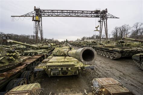 Photos: Ukraine Upgrades Its Battle Armor of T-72 Tanks - Bloomberg