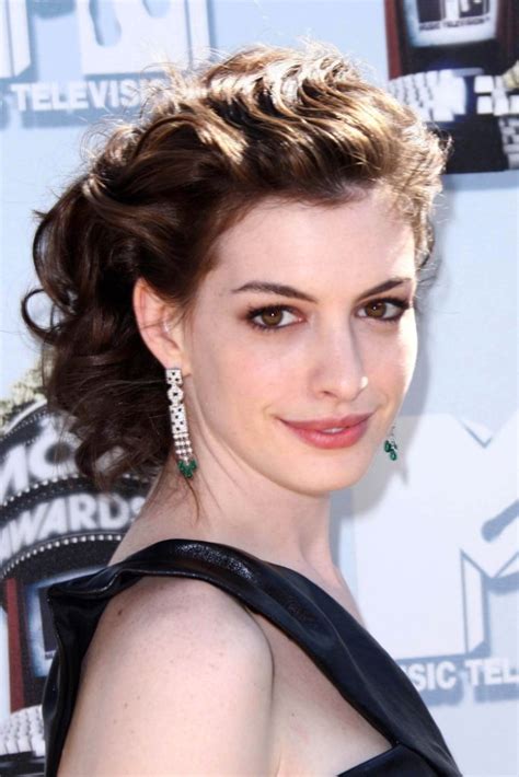 Anne Hathaway Haircut - 35 Anne Hathaway's Stylish Hair Looks - Haircuts & Hairstyles 2018