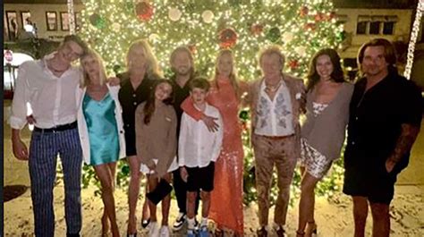 Rod Stewart shares rare Christmas photo with family, including 6 of his ...