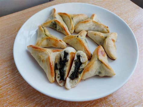 Spinach Fatayer Recipe (Lebanese Spinach Pie) - The Odehlicious