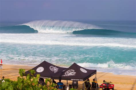 US-HAWAII-SURFING-PIPELINE